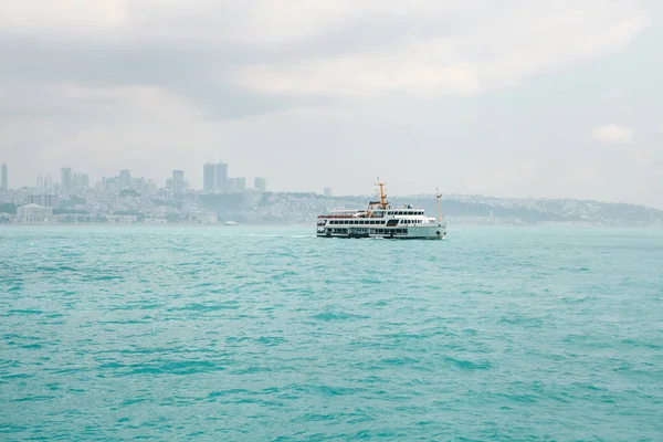 Τα πανιά του πλοίου κατά μήκος στα γαλάζια νερά του Βοσπόρου με φόντο μια όμορφη θέα του Ευρωπαϊκού τμήματος της Κωνσταντινούπολης. Γραφική θέα πανοραμική. Υπόλοιπο, ταξίδια, διακοπές. — Φωτογραφία Αρχείου
