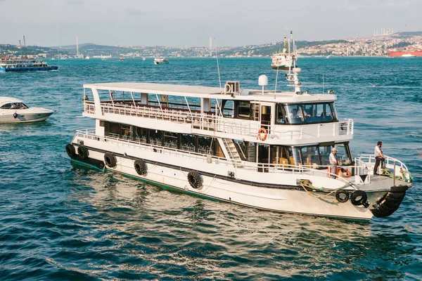 Transporte de residentes locales y turistas por mar a través del Bósforo en Estambul. Vistas panorámicas panorámicas. Viajar, descansar, vacaciones . — Foto de Stock