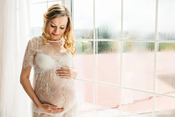 Hermosa mujer embarazada adulta. Esperando al bebé. Embarazo. Cuidado, ternura, maternidad, parto . — Foto de Stock