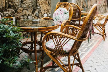 Istanbul, Türkiye'de rahat sokak kafe. Sandalye, Masa.