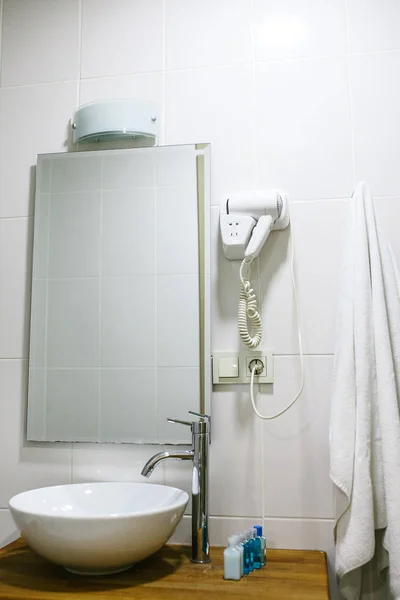 Ванная комната в отеле со всеми необходимыми принадлежностями для ванной комнаты для туристов . — стоковое фото