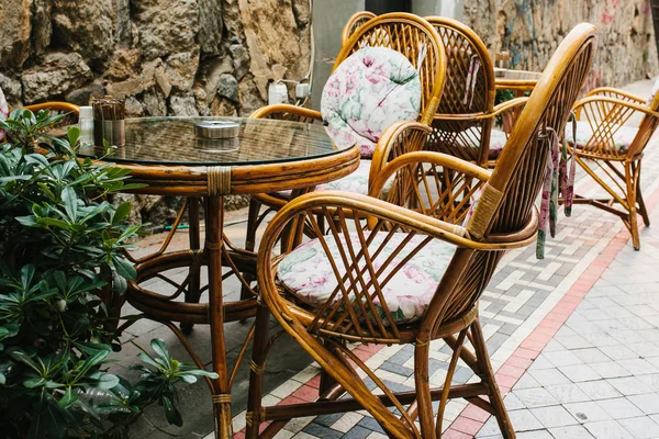 Istanbul, Türkiye'de rahat sokak kafe. Sandalye, Masa.