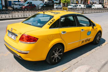 Istanbul, 11 Haziran 2017: Geleneksel sarı taksi Istanbul, Türkiye'de sokakta. Kentsel yaşam tarzı. Yolcu taşımacılığı. Müşteriler için bekliyor.