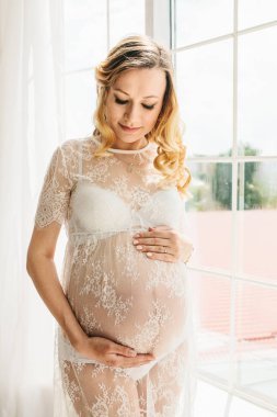 Güzel yetişkin hamile kadın. Bebek bekliyor. Gebelik. İyi bak, hassasiyet, annelik, doğum sırasında. Kadın iç çamaşırı.