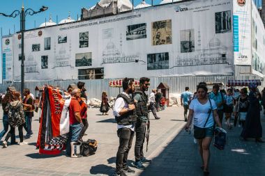 Istanbul, 15 Haziran 2017: İnsanlar gündüz - polis memurları, Eminönü Meydanı'nda tıp adamla onun bacak, Beyaz tişört ve rasgele yoldan geçen raslantı giyimli kadın döküm.