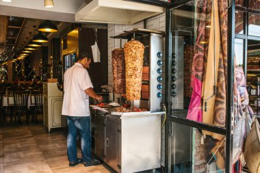 Istanbul, 15 Haziran 2017: Türk Şef yemek ve restoranda gyros bölümleri dilimleme. Fast food.