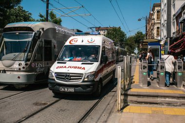 Istanbul, 15 Haziran 2017: Ambulans ve yan yana gün ortasında oturan zemin metro üzerinde kentsel