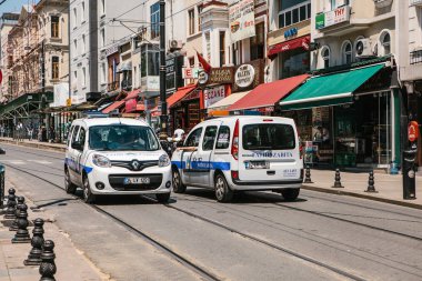 Istanbul, 15 Haziran 2017: sokak ortasında gün engelleme iki Fatih ilçe polis arabaları