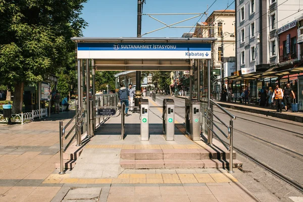 Estambul, 15 de junio de 2017: Sultanahmet urban over ground metro torniquete entrada a la estación — Foto de Stock