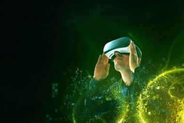 Bir kişi sanal bardaklarda piksel olarak uçar. Sanal gerçeklik gözlüklü adam. Geleceğin teknolojisi kavramı. Modern görüntüleme teknolojisi.