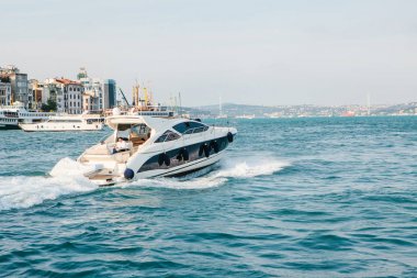 Istanbul, 15 Haziran 2017: A hız tekne yelken Boğaz'ın Avrupa kısmı Istanbul 'un arka planı mavi su. Doğa Manzaralı panoramik görünümü. Türkiye'de lüks tatil.