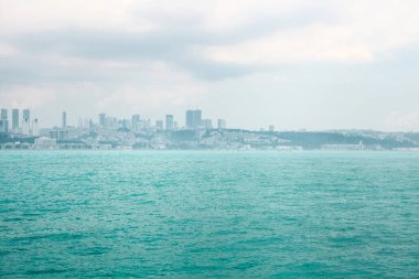 Güzel mavi boğaz ve gökyüzü karşı Istanbul'ın Avrupa kısmı şaşırtıcı görünümü. Modern Istanbul. Türkiye'nin seyahat.