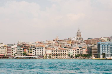 Güzel mavi boğaz ve gökyüzü karşı Istanbul'ın Avrupa kısmı güzel manzarasına. Modern Istanbul. Türkiye'nin seyahat.