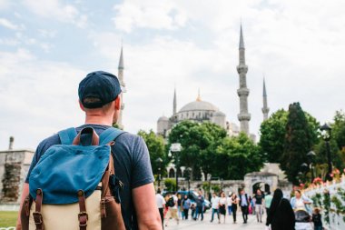 Sultanahmet Camii yanındaki bir sırt çantası ile bir beyzbol şapkalı bir adam Istanbul'da ünlü bir görüntüdür. Seyahat, turizm, gezi.