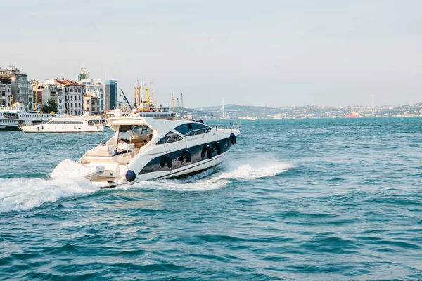 Istanbul, 15 Haziran 2017: A hız tekne yelken Boğaz'ın Avrupa kısmı Istanbul 'un arka planı mavi su. Doğa Manzaralı panoramik görünümü. Türkiye'de lüks tatil.