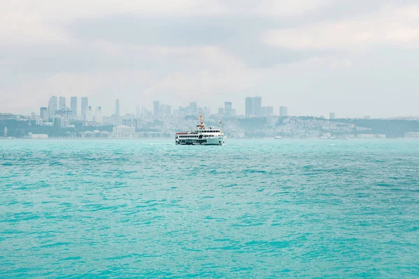 这艘船驶沿着蓝色的水美丽的景色，伊斯坦布尔的欧洲部分背景的博斯普鲁斯海峡。风景秀丽的全景视图。旅游、 休息、 休假. — 图库照片