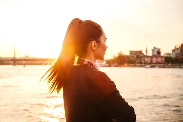 Menina bonita nova no por do sol ao lado do Bósforo no fundo de Istambul. A Turquia. Descanso, férias . — Fotografia de Stock