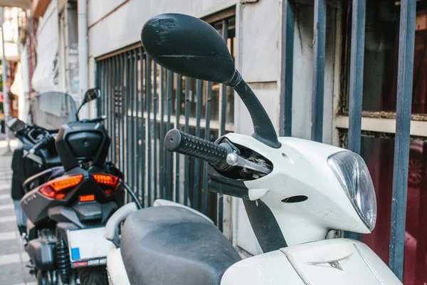 Vue rapprochée du scooter motorisé stationné sur le trottoir pendant la journée . — Photo