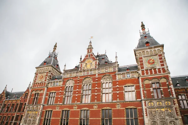 Amsterdam Centraal järnvägsstation byggnad — Stockfoto