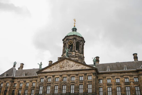 Kupolen på slottet i stadshuset i Amsterdam. — Stockfoto