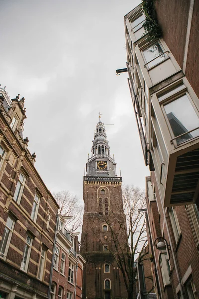 Oudekerk çan kulesi ile saat Amsterdam, Hollanda