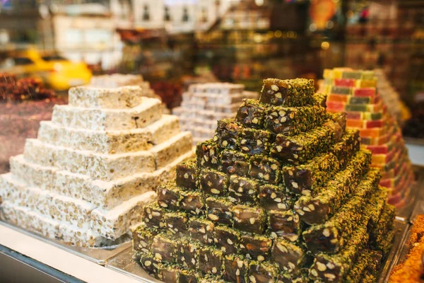 Lezzetli Türk lokumu piramitler sergilenen şekerleme Dükkanı, Istanbul, Türkiye.