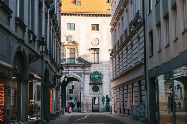 München, 29 oktober 2017: Perspektivvy av alley, smala gatukorsning omges av moderna och historiska byggnader — Stockfoto