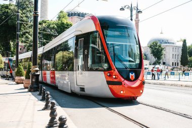 Istanbul, 16 Haziran 2017: Modern Türk Cross'taki metro tren ve tramvay