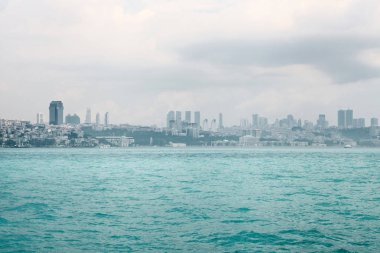 Güzel mavi boğaz ve gökyüzü karşı Istanbul'ın Avrupa kısmı güzel manzarasına. Modern Istanbul. Türkiye'nin seyahat.