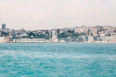Güzel mavi boğaz ve gökyüzü karşı Istanbul'ın Avrupa kısmı güzel manzarasına. Modern Istanbul. Türkiye'nin seyahat.