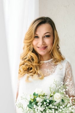 Güzel yetişkin hamile kadın. Bebek bekliyor. Gebelik. İyi bak, hassasiyet, annelik, doğum.