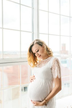 Güzel yetişkin hamile kadın. Bebek bekliyor. Gebelik. İyi bak, hassasiyet, annelik, doğum.