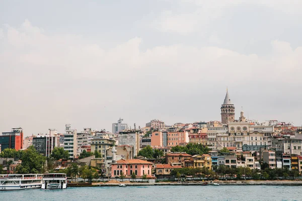 Hermosa vista de la parte europea de Estambul contra el hermoso Bósforo azul y el cielo. El moderno Estambul. Viajar por Turquía . — Foto de Stock