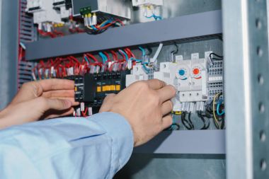 Alçak voltajlı kabin ekipman kontrol elektrikçi uzmanı