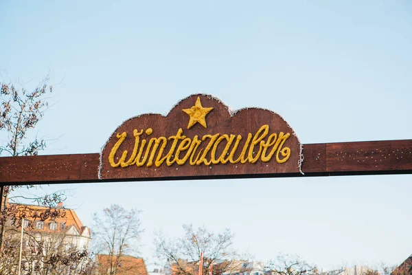 Belgili tanımlık Noel çarşı içinde Münih belirtisi. Avrupa'da kutlama Noel. Yeni yıl kavramı.