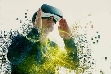 Bir kişi sanal bardaklarda piksel olarak uçar. Sanal gerçeklik gözlüklü adam. Geleceğin teknolojisi kavramı. Modern görüntüleme teknolojisi. Piksel tarafından parçalanmış.