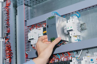 Alçak voltajlı kabin ekipman kontrol elektrikçi uzmanı