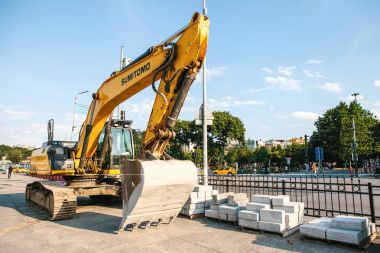 Istanbul, 15 Haziran 2017: Sarı endüstriyel Sumitomo tarak. Onarım sokak kenti yakınlarındaki Eminönü bağlantı noktası'nın Avrupa kısmı çalışır.