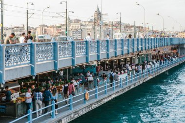 Istanbul, 15 Haziran 2017: Galata Köprüsü üzerinde yürüyen insanlar. Köprünün altından müşterilerle Cafe