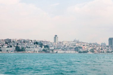 Güzel mavi boğaz ve gökyüzü karşı Istanbul'ın Avrupa kısmı güzel manzarasına. Modern Istanbul. Türkiye'nin seyahat.