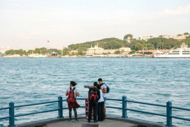Istanbul, 15 Haziran 2017: Galata Köprüsü ve Istanbul'da Boğaziçi'nin görünümü göz altında gözlem platformu yolcuları kürsüye dostları.