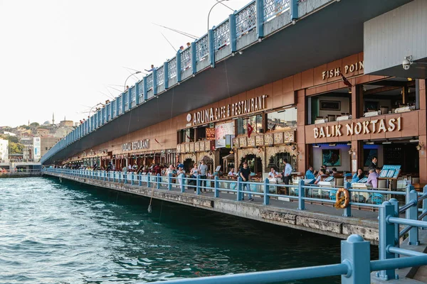 Istambul, 15 de junho de 2017: Restaurantes por baixo da Ponte Galata . — Fotografia de Stock