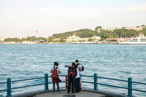 Istanbul, 15 Haziran 2017: Galata Köprüsü ve Istanbul'da Boğaziçi'nin görünümü göz altında gözlem platformu yolcuları kürsüye dostları.