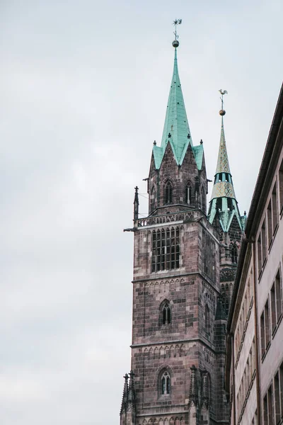 Fragmento do exterior da igreja de São Sebaldo em Nuremberga, na Alemanha. Um dos pontos turísticos da cidade . — Fotografia de Stock