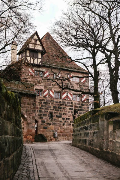 Une des entrées du château de Nuremberg. L'Allemagne. Château de Nuremberg est l'un des monuments architecturaux et culturels les plus importants et les plus beaux de la ville . — Photo