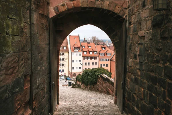 Μια άποψη από τα παραδοσιακά σπίτια στο γερμανικό ύφος μέσα από την αψίδα. Νυρεμβέργη, Γερμανία. — Φωτογραφία Αρχείου