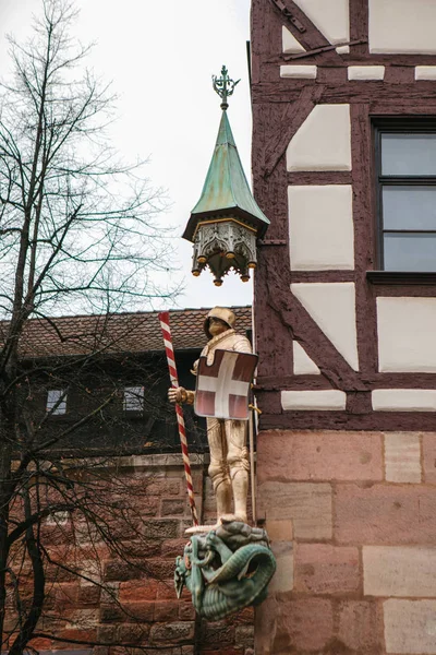 Sculpture d'un chevalier en armure sur la façade d'une maison à Nuremberg, Allemagne. Europe . — Photo