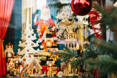 Noel köknar ağacı ön plan üstünde toys ile dekore edilmiştir. Seçici odak. Noel arka plan dekorasyon. Kutlama.