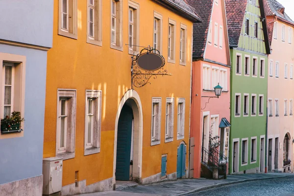 Calle con hermosas casas de colores en una fila en Rothenburg ob der Tauber en Alemania. Ciudad europea . — Foto de Stock