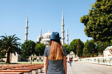 Sultanahmet Meydanı'nda arka ünlü Camii yanındaki şapkalı bir genç kız Gezgin Sultanahmet Istanbul, Türkiye'de aradı. Seyahat, turizm, gezi.
